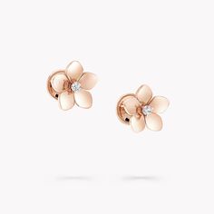 With the Wild Flower Mini Earrings, Graff presents a fresh vision of the Wild Flower collection that is as golden as the sun’s rays illuminating an English garden. Crafted with carefree charm and a wild touch in 18 carat rose gold, each sculptural petal is uniquely rendered to burst with life and polished to a high shine to reflect the light, with a single Graff diamond set at the heart of each flower, accentuating the stylish simplicity of the design. The Wild Flower collection is an invitation Large Diamond Stud Earrings, Graff Jewelry, Large Diamond Rings, Graff Diamonds, Flower Diamond Ring, Round Diamond Earrings, Pave Diamond Earrings, Products Photography, Diamond Earrings Studs Round