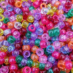 there are many different colors of beads