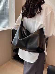 Black Crossbody Bag Outfit, 2023 Vibes, Crossbody Bag Outfit, Fashion Minimalist, Chic Leather, College Style, Fall 2023, Design Minimalista