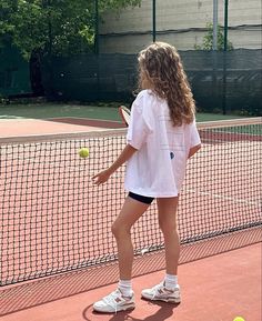 Old Money Tennis Outfit, Aesthetic Tennis Outfit, Tennis Outfit Ideas, Old Money Tennis, Sporty Girl Aesthetic, Aesthetic Tennis, Mode Tennis, 30 Aesthetic, Artist Hue