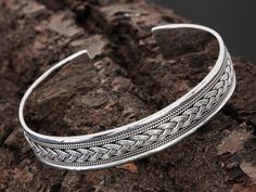 Hand-forged: bangles made of 925 sterling silver ∙ artfully forged and decorated with detailed Celtic motifs This silver bracelet is a particularly beautiful eye-catcher on the arm due to its simple shape and design. Rounded edges ensure a comfortable fit the band rail has a width of approx. 12 mm and the weight is approx. 23 g This silver jewelry can be adjusted between 16 and 20 centimeters in the arm circumference by bending it slightly. Inside diameter: approx. 65 millimeters I opening: appr Engraved Sterling Silver Braided Bangle Bracelets, Handmade Sterling Silver Cuff Bracelet Bangle, Celtic Motifs, Viking Bracelet, Mens Bracelet Silver, Bangles Making, Beautiful Eye, Silver Jewelry Necklace, Sterling Silver Bangle