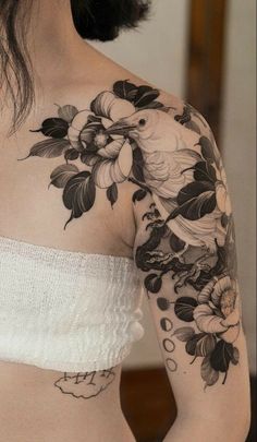 Front Shoulder Tattoos, Floral Tattoo Sleeve, Botanical Tattoo, Hot Tattoos, Black Ink Tattoos, Tattoo Sleeve Designs, Blackwork Tattoo