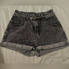 Really Cute Black Jean Shorts. Never Worn, Too Small. Short Shorts Women, Jean Shorts 2024, Grunge Jean Shorts, Black Jean Shorts Outfit, Summer Shorts Women, Black Jeans Shorts, Baggy Jeans For Women, Cute Jean Shorts, Grunge Shorts