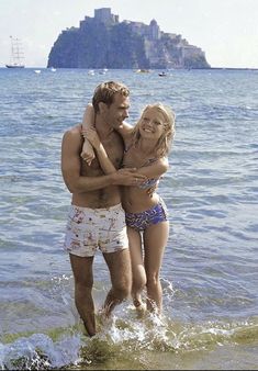 Jude Law & Gwyneth Paltrow (during filming of The Talented Mr. Ripley) on Bagno Antonio Beach - Ischia (with Castello Aragonese in the background) Leonardo Dicaprio Movies, Swimwear Aesthetic, Holiday Style Summer, European Summer Aesthetic, Berlin Film Festival, European Girls