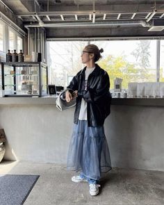 Japan Street Style Women, Chic Edgy Outfits, Japan Fashion Street, Skirt And Sneakers, Layered Fashion, Japanese Street Fashion, Japanese Outfits, Edgy Outfits, Women's Summer Fashion