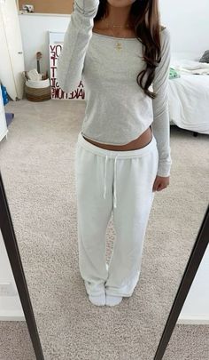 Clean Girl Fits Aesthetic, Stockholm Style Sweatpants, Lazy Girl Aesthetic Outfits, Summer Clean Girl Outfits, Comfy Outfits For School Lazy Days, All White Fit, Sweatpants Outfit For School, Look Legging, Skandinavian Fashion