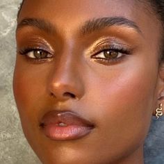 Gold Makeup Black Women, Makeup Ideas For Brown Skin, Light Makeup Black Women, Light Brown Skin Makeup, Gold Makeup Looks Black Women, Eye Makeup Black Women, Light Brown Eyeshadow, Maquillaje Glowy, Makeup Inspo Natural