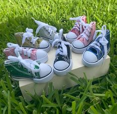 Size: 2 1/2 in Length & 1 1/2 in width Cute mini shoe keychain, converse shoe style Sneaker Keychain, Shoe Keychain, Cute Planner, Glitter Print, Retro Stil, Key Chains, Shoe Style, Converse High Top Sneaker, Converse Chuck Taylor High Top Sneaker