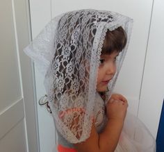 Guarda questo articolo nel mio negozio Etsy https://www.etsy.com/it/listing/898784651/velo-muliebre-per-bambina-per-messa Catholic Fashion, Girls Veiled, First Communion Veils, Lace Mantilla, White Chapel, Latin Mass