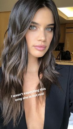 Sara Sampaio Hair, Cool Tone Brunette, Ashy Hair, Brown Hair Green Eyes, Sara Sampaio, Hair Life, Celebrity Makeup, Rainbow Hair