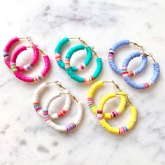 Choker Ideas, Heishi Jewelry, Heishi Bracelet, Bead Hoop Earrings, Beaded Jewelry Earrings, Preppy Bracelets, Diy Bracelet Designs, Beads Bracelet Design