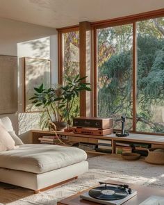 Mid Century Scandinavian Interior, Mid Century Scandinavian Living Rooms, Japandi Mid Century Modern, Mid Century Interior Design, Japandi Living Room, Mid Century Interior, Modern Living Room Interior