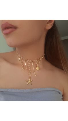 Lenght of the chain: 29 cm + 10 cm extra adjustable length Materials: Gold-plated metal Color , color : gold Elegant Gold Choker For Beach, Gold Starfish Clavicle Chain Necklace, Starfish Gold Necklace, Elegant Starfish Charm Star Necklace, Summer Ocean-inspired Necklace With Starfish Charm, Jewelry Beach, Sea Star, Gold Choker, Beach Theme