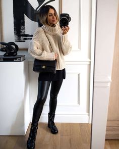 Leather Leggings Outfit Winter, How To Style Leather Leggings, Style Leather Leggings, Chanel Combat Boots, Outfits Leggins, Faux Leather Leggings Outfit, Combat Boot Outfits, Combat Boot Outfit, Leggings Outfit Winter