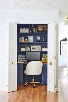 modern navy cloffice Room Accent Wall, Desks For Small Spaces, Office Nook, Casa Vintage, Small Closet, Home Office Storage