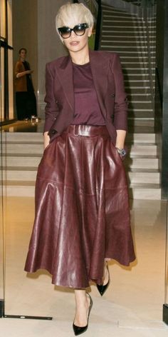 Leather Circle Skirt, Brown Leather Midi Skirt Outfit, Midi Leather Skirt Outfit, Leather Midi Skirt Outfit, Brown Leather Skirt Outfit, Colour Coordination, Rok Outfit, Outfit Elegantes