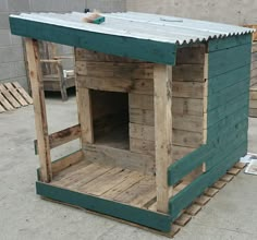 a dog house made out of pallets and wooden planks with a roof on top