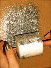 Diy Glitter Candles, Nye Dinner, Glitter Spray, Deco Nature, Glitter Decor, Glitter Diy, Homemade Candles