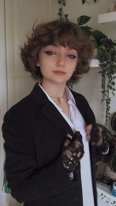 Tomboy Short Fluffy Haircuts, Short Fluffy Hair Girl, Fluffy Hair Girl, Non Binary Haircuts Round Face, Short Fluffy Haircuts, Short Wavy Hair Ideas, Fluffy Haircuts, Short Fluffy Hairstyles, Genderfluid Haircut