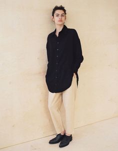 An oversized buttoned blouse, with round hemlines. 50% Linen, 50% Viscose.In Warm White and in Black, in sizes S, M, L.Size S is good for US sizes 6-10/ UK 8-12/ EU 36-40Size M is good for US sizes 12-14 / UK 14-16/ EU 42-44Size L is good for US sizes 16-20 / UK 18-22/ EU 46-50If you are in-between sizes and your height is less than 170cm/ 5'7'' - it is better to take the smaller option, If you are in-between sizes and your height is above 170cm/ 5'7'' - it is better to take the bigger option. Size 16, Warm White, Size 12, White And Black, Normcore, White, Black