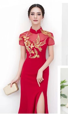 Vous recherchez une robe traditionnelle chinoise pour votre grand jour ?

 Le qipao modernisé avec un haut en dentelle et des fleurs et oiseaux dorés appliqués dans une silhouette sirène. C'est une belle combinaison de mode chinoise classique et de design moderne. Les manches à capuchon et le col mao ajoutent une touche élégante à la robe. La fente latérale ajoute une touche contemporaine au qipao et permet une facilité de mouvement. La conception longue au sol de la robe ajoute à sa sophistica Elegant Floral Embroidered Dress With Stand Collar, Fitted Dress With Gold Embroidery For Ceremony, Fitted Floral Embroidered Cheongsam For Party, Elegant Short Sleeve Dresses For Celebration, Fitted Floral Embroidery Cheongsam For Party, Embroidered Cheongsam For Formal Occasions, Short Sleeve Dresses For Celebrations, Embroidered Fitted Cheongsam For Ceremonies, Fitted Floral Embroidery Cheongsam