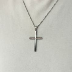 Cadena con dije de cruz, baño de oro y/o rodio, acero inoxidable. Dije placa de 4.5 x 3.0 cm Elegant Stainless Steel Cross Pendant Jewelry, Tarnish Resistant White Gold Cross Jewelry, White Cross-shaped Chain Jewelry, White Cross Chain Jewelry, Elegant Crucifix Cross Necklace With Chain, Elegant Metal Crucifix Cross Necklace, Metal Cross Pendant Necklace, Stainless Steel Chain Necklace With Cross Pendant, Stainless Steel Cross Pendant Jewelry, Tarnish Resistant