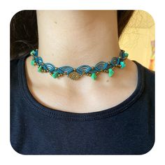 Este collar ha sido cuidadosamente diseñado y elaborado utilizando materiales de primera calidad. La pieza destaca por el uso de hilo encerado tejido en nudos precisos, que incorporan piedras preciosas y cuentas de metal. El resultado es un diseño único, especialmente concebido para ocasiones especiales. Bohemian Beaded Necklace With Adjustable Cord, Hippie Style Green Beaded Necklace For Festivals, Green Hippie Festival Jewelry, Hippie Green Festival Jewelry, Spiritual Beaded Necklaces With Adjustable Cord, Bohemian Multicolor Beaded Necklace With Adjustable Length, Bohemian Beaded Necklaces With Adjustable Cord For Jewelry Making, Festival Necklaces With Adjustable Cord, Festival Choker Necklaces With Adjustable Cord