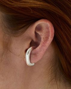 Classic hoop with the impression that it is hanging form the lobe. Distance from ear post to top part is 5mm. Complete earring measures 23mm. Hernan Herdez, Data Engineering, Metalwork Jewelry, Dope Jewelry, Funky Jewelry, Jewelry Lookbook, Fantasy Jewelry, Jewelry Inspo, Minimalist Jewelry