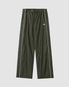 Details: Long cargo pants with parachute fabric and stripes designBottom Length: LongMaterials:95% Polyester + 5% Spandex Long Cargo Pants, Hip Hop Fashion 90s, Green Sweatpants, Skirt Heels, 90s Hip Hop Fashion, Letter Decoration, Aesthetic Shop, Baggy Trousers, Vintage Hippie