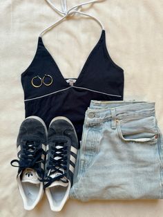 #outfits #inspiration #outfitstyle #outfitideasforyou #aesthetic #adidas #navy #jeans Navy Outfit, Adidas, Fashion Outfits, Navy