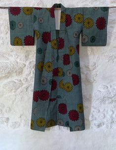 Voici un magnifique kimono non doublé (Hitoe) fabriqué à partir d'un tissu en coton et laine mélangés. Ce kimono bleu texturé est orné de grandes fleurs vertes, jaunes, blanches et rouges. Il est doté d'une petite doublure à l'encolure en coton blanc. Ce kimono peut être lavé à la main, mais certains décolorations et un léger rétrécissement peuvent se produire au premier lavage. Veuillez noter que la ceinture obi n'est pas incluse. Ce kimono est un article vintage fait main et il a déjà été porté. Il y a une décoloration jaunâtre (très difficile à capturer sur les photos). Ces imperfections ne sont visibles qu'après une enquête approfondie et c'est le motif étonnant qui se démarque. C'est une pièce vintage vraiment unique en très bon état. État : très bon Matière : coton, laine Origine : f Pattern Japanese, Kimono Floral, Obi Belt, Big Flowers, Mixing Fabrics, Japanese Kimono, Dress Clothes For Women, Unique Vintage, White Cotton