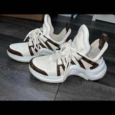 Louie Vuitton Sneaker Size 8 White And Brown Archlight Sneaker, Louis Vuitton White, Louie Vuitton, Louis Vuitton Shoes, Sneakers Fashion, Athletic Shoes, Color White, Louis Vuitton, Women Shoes