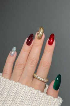 December Nails Sparkly Christmas Nails, Christmas Nail Art Easy, Holiday Nails Winter, Holiday Nail Designs, Cute Christmas Nails, Christmas Nail Art Designs, Christmas Nails Acrylic