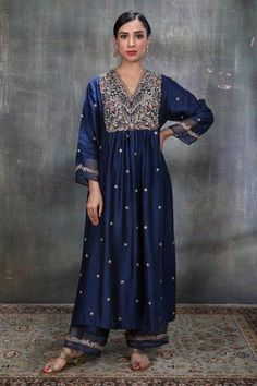 Shop for Niti Bothra Blue Silk Leaf Embroidered Kurta Palazzo Set for Women Online at Aza Fashions Niti Bothra, Fabric Leaf, Kurta Palazzo Set, Motif Embroidery, Classy Outfits For Women, Set Saree, Palazzo Set, Indian Wedding Outfits, Embroidered Neckline