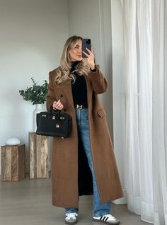 Chocolate Brown Coat Outfit Winter, Flare Winter Outfit, Light Brown Coat Outfit, Winter Coffee Date Outfit, Caramel Coat Outfit, Outfits Invierno Frio, Long Brown Coat Outfit, Brown Long Coat Outfit, Long Wool Coat Outfit