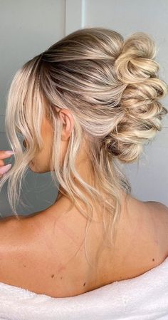 Updo 2022, Medium Hairstyle Ideas, Hair Dos For Wedding, Messy Updo Wedding, Effortless Updo, Romantic Updo Hairstyles, Cute Blonde Hair, Textured Updo