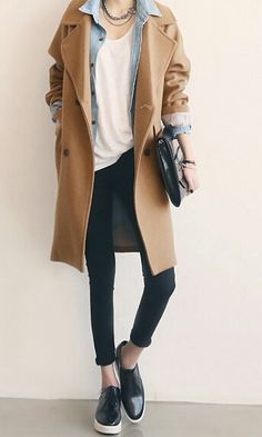 White t-shirt, chambray shirt, camel jacket, black jeans, sneakers #fw14 Mantel Outfit, Coat Outfit, Looks Street Style, Camel Coat, Outfits For Women, Winter Mode, Looks Style, Mode Inspiration, Look Fashion