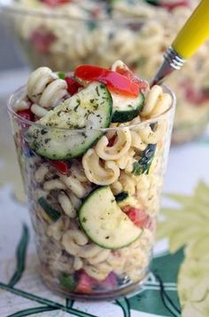 Summer Pasta Salad....great for summer bbq because there's no mayo so it can sit out safely. Zucchini Pasta Salad, Summer Pasta Salad, Fettuccine Alfredo, Munnar, Think Food, Garlic Chicken, Tortellini, Summer Salads, Delicious Salads