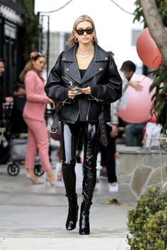 Hailey Baldwin Source Leather Trend, Black Leather Pants, Streetwear Fashion Women, All Black Outfit