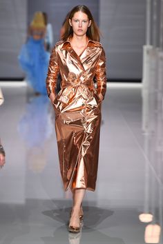 #Metallic #rose #gold bonded #silk crêpe #trench #coat, featuring bespoke signature crested buttons and epaulettes. #readytowear#rtw#elegance#femininity Gold Trench Coat, Dress Runway, Bouchra Jarrar, Rose Gold Dress, Metallic Rose Gold, London Spring, Metal Clothing