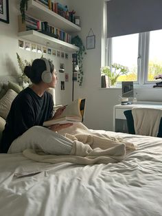 Study On Bed Aesthetic, Tidy Room Aesthetic, Reading In Bed Aesthetic, Reading Corner Aesthetic, Relaxing In Bed, Study Bed, Reading Bed, Morning Reading, Reading Routine