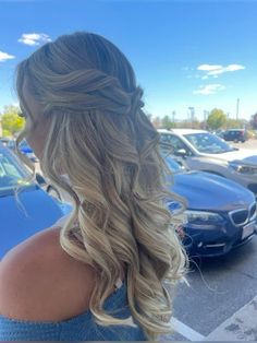 Hoco Hair With Strapless Dress, Homecoming Hairstyles For Mid Length Hair, Prom Hair Blonde Medium Length, Prom Hairstyles Brunette, Hoco Hair Simple, Hoco Half Up Half Down Hair, Hair Styles For Hoco, Simple Hoco Hairstyles