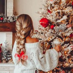 Hair Styles Christmas, Christmas Hair Dye, Hair Braid Ideas, Grey Hair Colour, Women's Haircuts, Christmas Party Hairstyles, Gorgeous Gray Hair, Christmas Dreaming, Christmas Hair Accessories