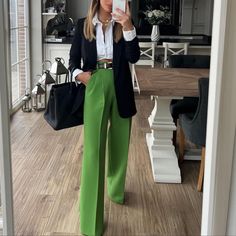 High Waisted Pants With Front Pockets And Back False Welt Pockets. Front Pronounced Seam Detail. Straight Leg. Front Zip, Metal Hook, And Inside Button Closure. Green 2378/888 Mode Ab 50, Look Zara, Business Professional Outfits, Mode Kimono, Mode Zara, Blazer Outfit, Green Pants