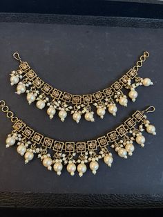 Wunderschöner vergoldeter Ohrschmuck mit Jhumkas Wandeln Sie jeden Ohrring in einen kleidigen! Bollywood Stil Gold Jhumkas und Perlen Saharas Gold Jhumkas, Polki Earrings, Ear Chain, Bollywood Style, Jewellery Sets, Bollywood Fashion, Dollar Stores, Antique Gold, Jewelry Sets