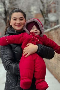 This contains: Andreea and baby Alina outside in Chicago wearing snow gear Carseat Accessories, Winter Outfits Style, Fashion Winter Outfits, Snow Gear, Fashion Fall Outfits, Denim Looks, Coachella Fashion, Routine Skincare, Trendy Outfit Ideas