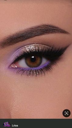 maquiagem fácil lilás com brilho Glitter Gel Makeup Looks, Types Of Eyeshadow Looks, Feyre Makeup, Fairy Eyeshadow Look, Bridesmaid Makeup Purple, Colored Waterline, Purple And Gold Eyeshadow, School Dance Makeup, Lilac Makeup Look