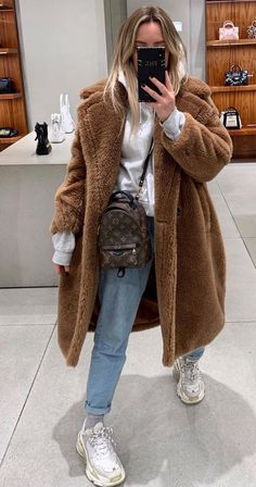 Sherpa Coat Outfit, Fluffy Coat Outfit, Fluffy Jacket Outfit, Freya Killin, Spring Fashion Outfits Casual, Sherpa Jacket Outfit, Minimalist Winter Outfit