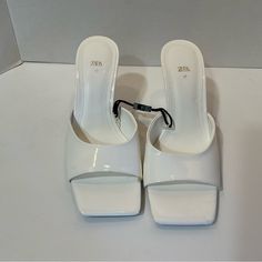 New Zara White Patent Finish Heeled Slides W/Geometric Heel Nwt 6.5/37. There Is A Small Scuff Mark On The Left Front Corner - See Photo. Price Reflects This. Zara White, Zara Shoes, Leather Mules, Mule Clogs, Mules Shoes, Patent Leather, Slides, Zara, Size 6