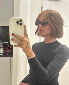 Brunette With Short Hair Aesthetic, Short Brown Hairstyles Aesthetic, Bob Hairstyle Outfits, Chin Length Hair Aesthetic, Kendall Jenner Hair Short, Styling Short Straight Hair, Bob Money Piece, Brown Bob Aesthetic, Short Dark Brown Hair Aesthetic